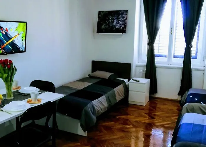 Zpula Center And 게스트하우스 2*