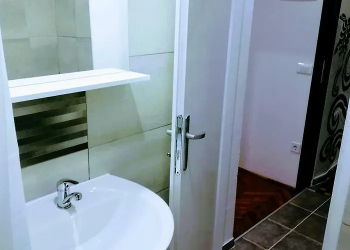 Zpula Center And 게스트하우스 풀라