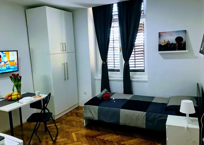 Zpula Center And 게스트하우스 2*